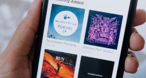 teléfono con varias playlist
