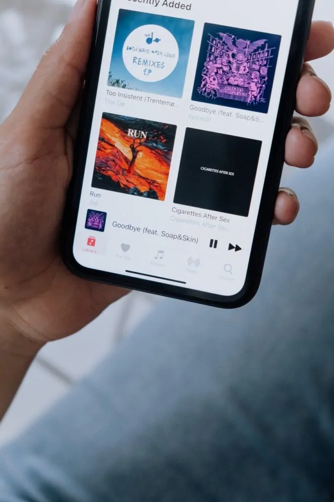 teléfono con varias playlist