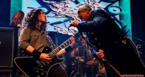 foto de show en vivo de alejo león con su guitarra junto a ricardo iorio