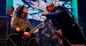 foto de show en vivo de alejo león con su guitarra junto a ricardo iorio