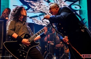 Alejo León: la joven promesa del Metal Argentino foto de show en vivo de alejo león con su guitarra junto a ricardo iorio