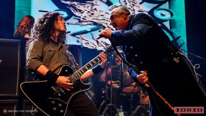 foto de show en vivo de alejo león con su guitarra junto a ricardo iorio