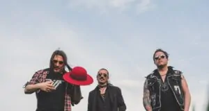 la banda ciclonautas al aire libre con sombrero rojo