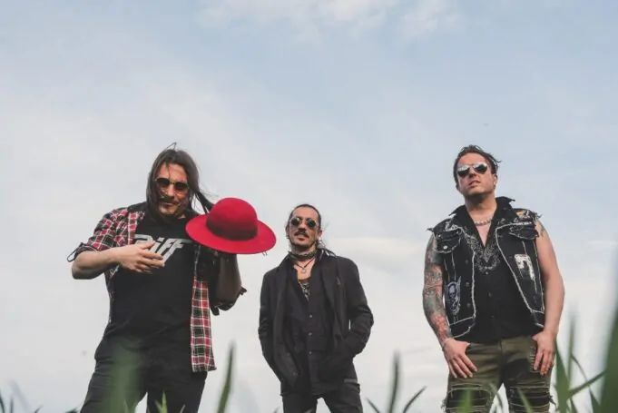 la banda ciclonautas al aire libre con sombrero rojo