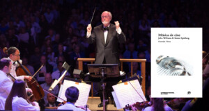 John Williams dirigiendo una orquesta junto a la portada del libro Música de Cine de Hernán Pérez