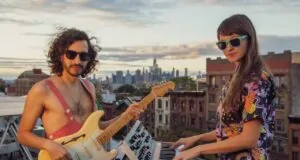 Dúo Tipa Tipo con sus instrumentos tocando en una terraza