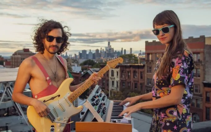 Dúo Tipa Tipo con sus instrumentos tocando en una terraza