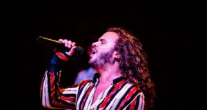 Martín D'Agosto cantando en vivo