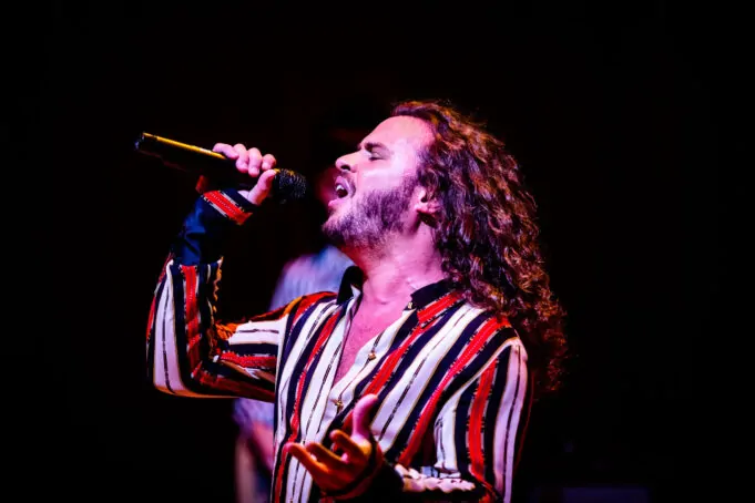 Martín D'Agosto cantando en vivo