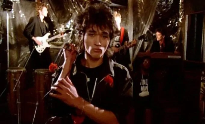 escena final de la película assa con victor tsoi cantando