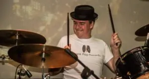 Carlos Russell tocando la batería