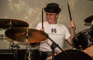 Argie Pop Records: un sello indie con identidad Carlos Russell tocando la batería