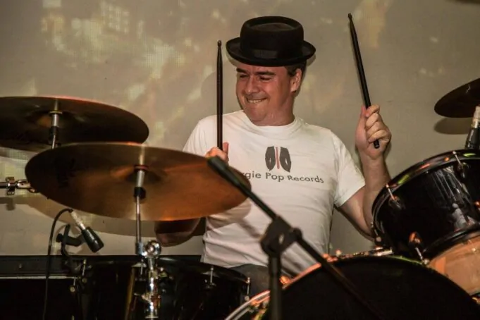 Carlos Russell tocando la batería