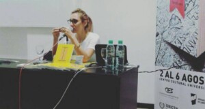 Mariana Binder presentando su libro en la Feria del Libro de Tandil 2017