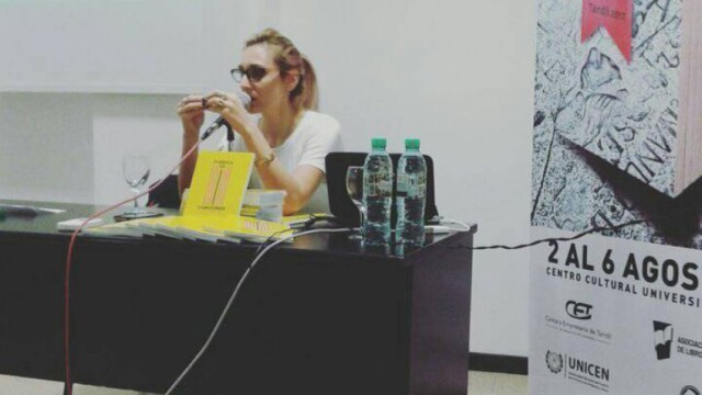 Mariana Binder presentando su libro en la Feria del Libro de Tandil 2017