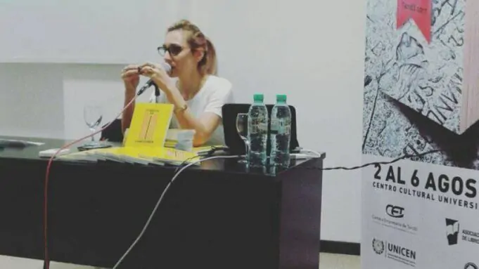Mariana Binder presentando su libro en la Feria del Libro de Tandil 2017