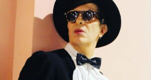foto de Law Pop con sombrero y anteojos de sol