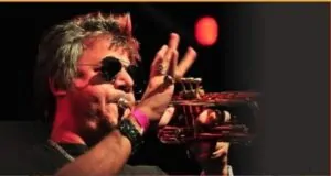 miguel ángel tallarita tocando la trompeta