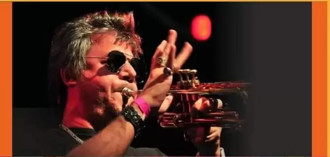miguel ángel tallarita tocando la trompeta
