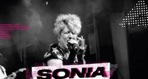 Sonia cantando en vivo