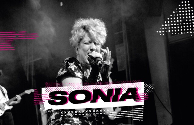 Sonia cantando en vivo