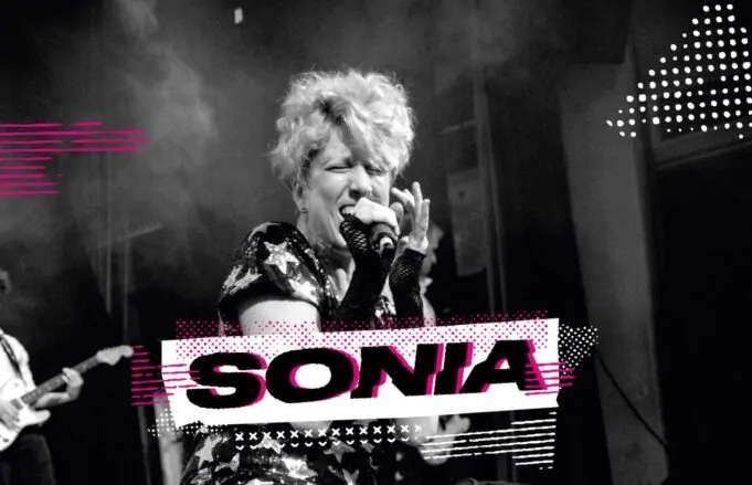 Sonia cantando en vivo
