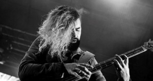 Charlie Noguera tocando el bajo en vivo