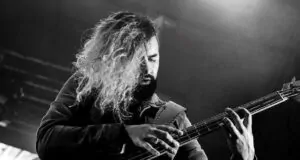 Charlie Noguera tocando el bajo en vivo