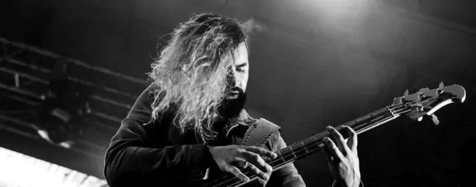 Charlie Noguera tocando el bajo en vivo