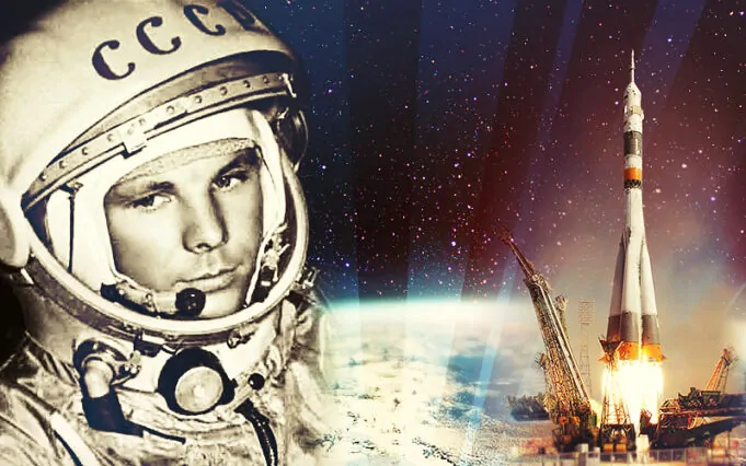 El cosmonauta Yuri Gagarin junto al despegue de una nave