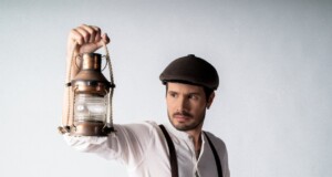 enrique h con un farol