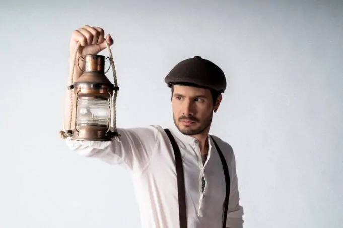 enrique h con un farol