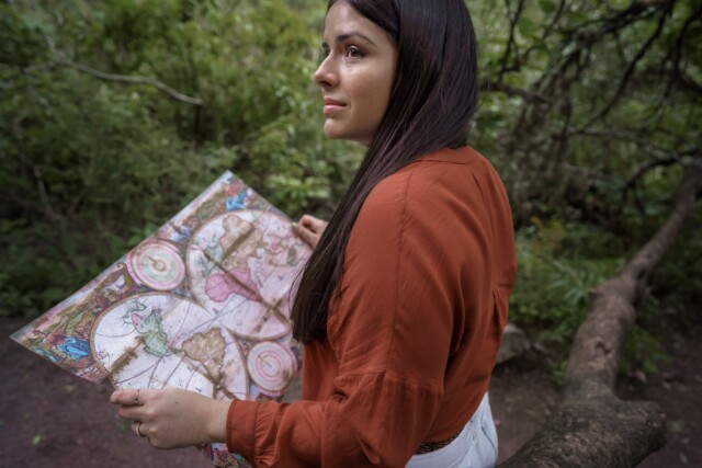 guada poeta con un mapa