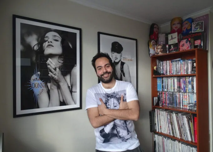 eduardo espinoza con su colección sobre madonna