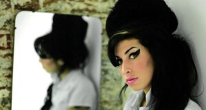 amy winehouse frente al espejo
