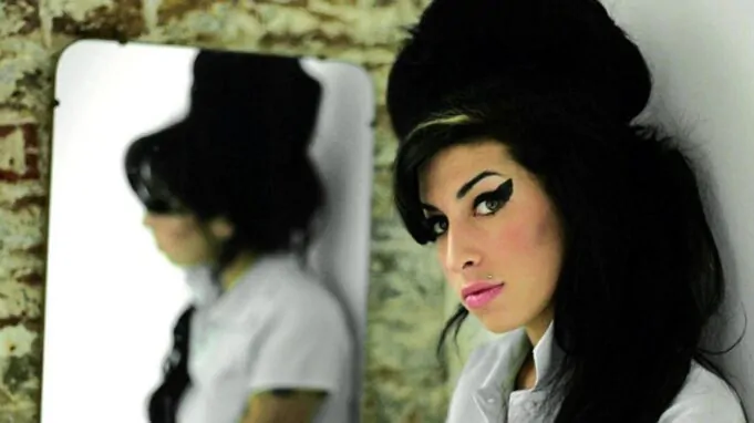 amy winehouse frente al espejo