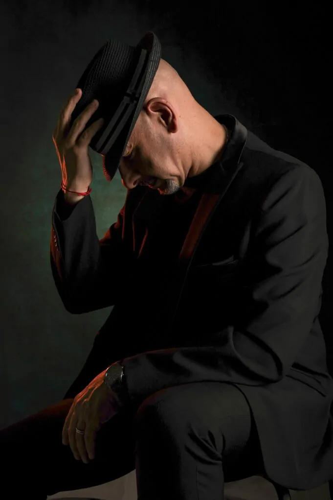 carlos vazquez sabina con sombrero
