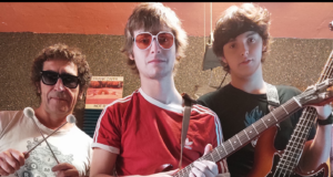 la banda nothing good con sus instrumentos