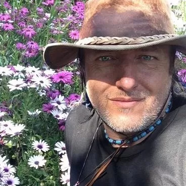 ramón freire músico chileno con flores