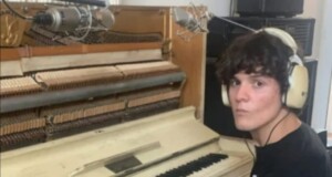 músico solista canario con piano y auriculares