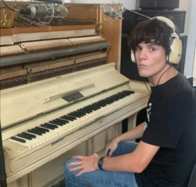 músico solista canario con piano y auriculares
