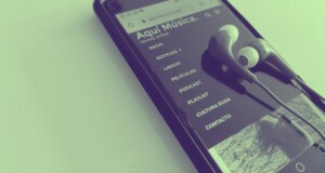 celular con imagen de la web aqm revista