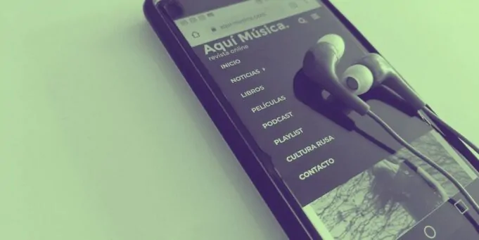 celular con imagen de la web aqm revista