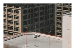 auto solo en estacionamiento