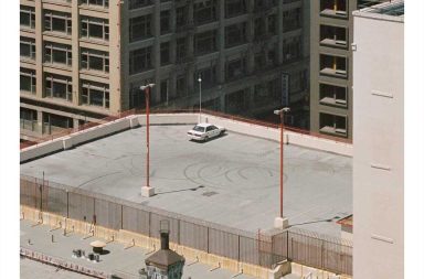 auto solo en estacionamiento