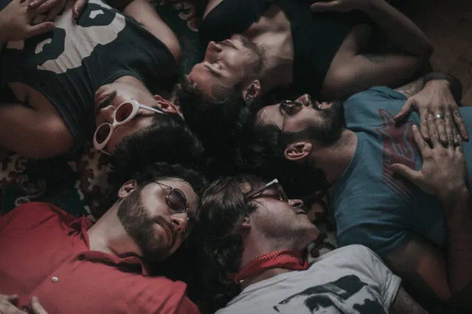 ¿A quién no le gustaría hacer borrón y cuenta nueva?: Lentes te invita a escuchar «Vamos a empezar de nuevo» lentes banda