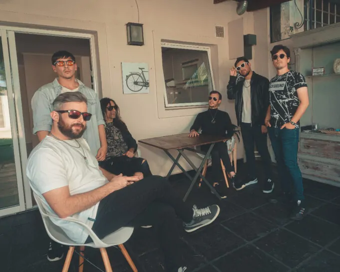 Cae la tarde, un aperitivo y una canción de fondo: escuchá «Sin Manual» de Maniquí maniqui banda