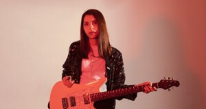 priset con su guitarra