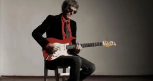 luis alberto Spinetta tocando guitarra