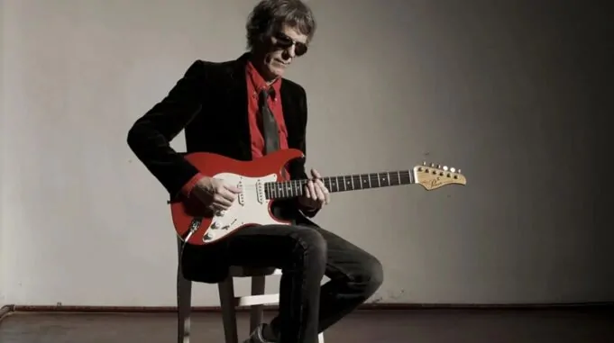 luis alberto Spinetta tocando guitarra